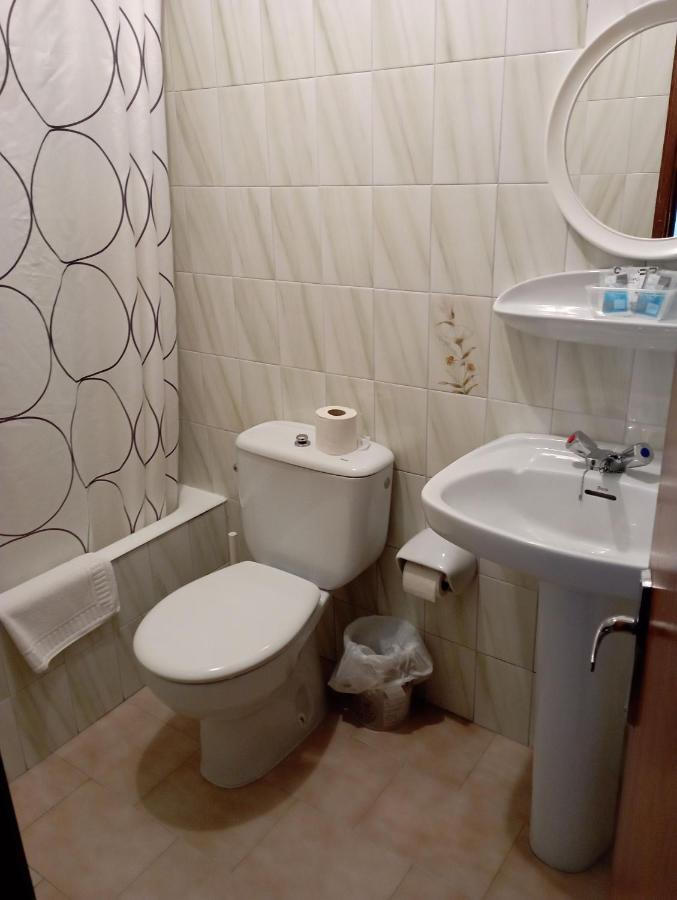 Room In Lodge - Double And Single Room - Pension Oria 1 Luarca Eksteriør bilde