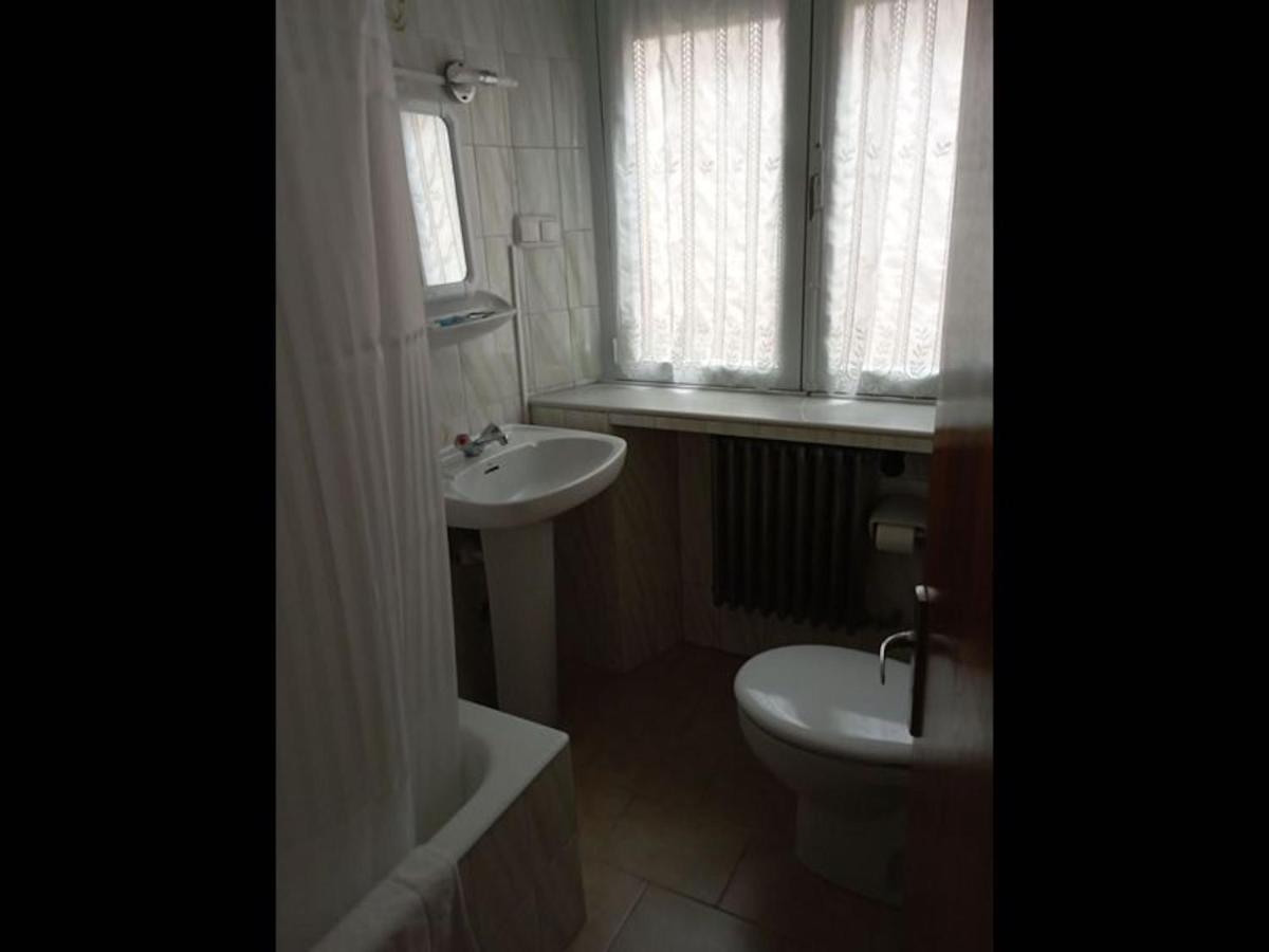 Room In Lodge - Double And Single Room - Pension Oria 1 Luarca Eksteriør bilde